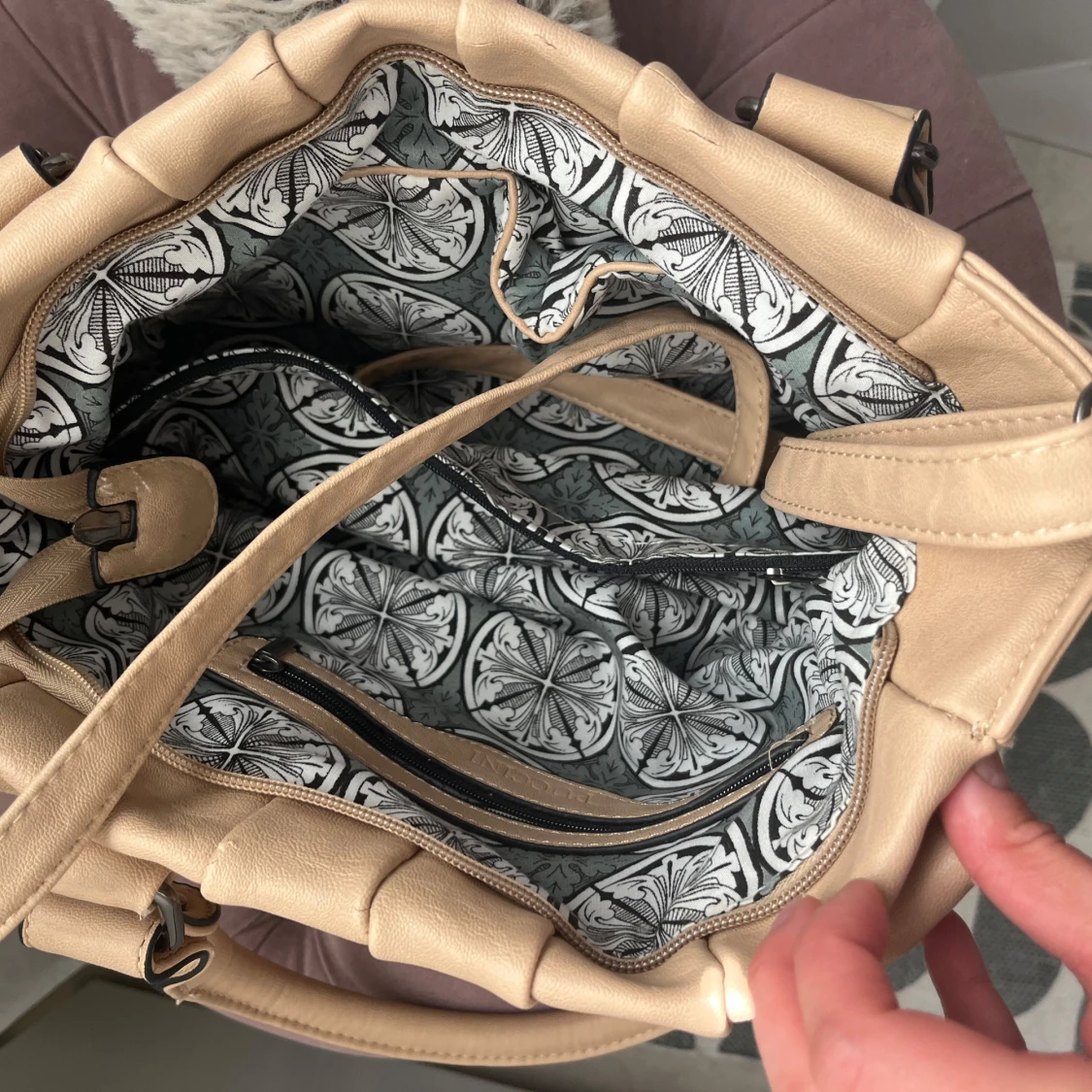 Beige axelväska med dragkedja - 3