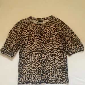 Leopard Topp - Snygg leopardmönstrad topp från Lager157. Super skönt material och passform, aldrig använd!