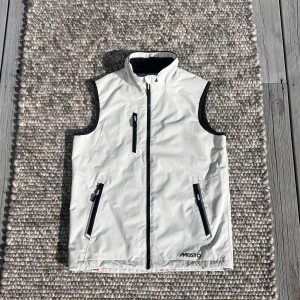   väst från Musto - Säljer en riktigt fräsch vit Seglarväst från musto, som ej längre går att få tag i! |Skick 10/10 inga konstigheter | Storlek S eur 48 | nypris ungefär 2300kr. Om ni har några funderingar är det bara att hojta till och priset kan absolut diskuteras! /Scandi Reventio