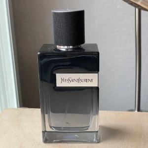 Yves Saint Laurent Eau De Parfum - YSL Y EDP - Ny Ysl y edp parfym som endast är test sprayad. Flaskan innehåller 100 ml. Säljer parfymen eftersom den inte riktigt passar mig och det går ej att returnera. Den är fräsch, luktar som en dag på stranden - perfekt för sommaren!