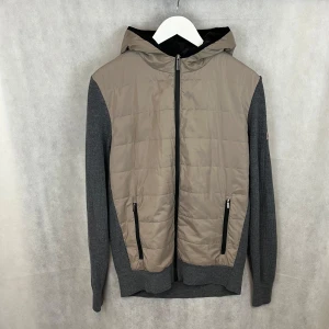 Bugatti cardigan - Riktigt soft cardigan av Bugatti. Storlek M/S. Modellen är 185. Nyskick.