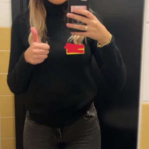 Svart polotröja - Säljer en stilren svart polotröja med långa ärmar. Tunn och stickad.Perfekt för kyligare dagar och enkel att matcha med olika outfits. Passar till allt!! Den är använd och nopprig därav priset✨