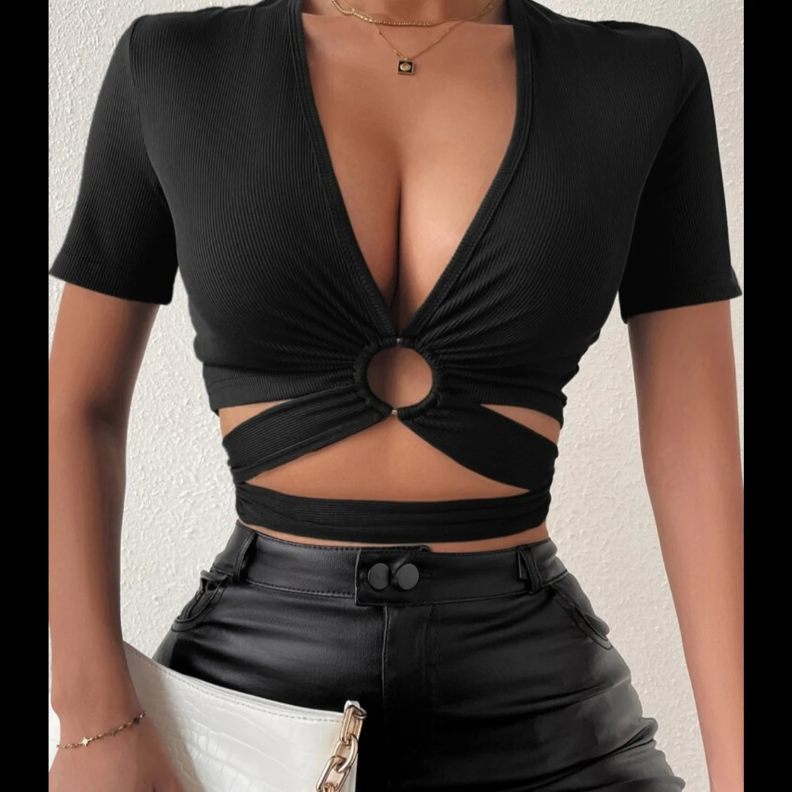 Svart ribbad topp med knytning