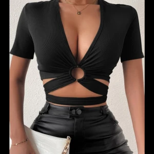 Svart ribbad topp med knytning - Helt oanvänd