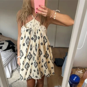 Mönstrad klänning zara - Har tyvärr för många klänningar och måste därför sälja min favvo klänning från zara. Så fin klänning som sitter så snyggt och perfekt nu i sommar