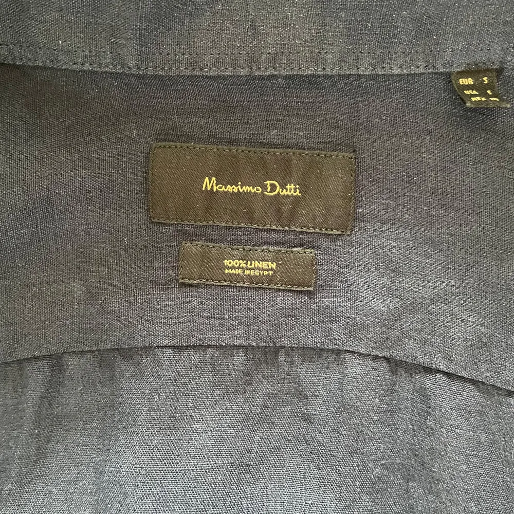 Mörkblå skjorta i 100% linne från Massimo Dutti. Använd på sin höjd 5 gånger. Har endast hängt i garderoben efter det. Inga defekter av något slag. . Paidat.