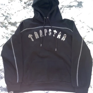 Trapstar hoodie  - Efterlängtad tröja som jag tyvärr måste sälja då den inte passar mig i storlek. Enbart använd 1-3 gånger då jag testat den för att se hur den passar och visat mina vänner. Helt nytt skick på den, priset är prutbart vid snabbt köp, så hör av er vid minsta fundering:)