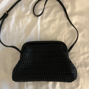 Svart axelväska med flätad design - Säljer denna flätade svarta väska från Lindex. Nypris 400kr och den är aldrig använd. Tryck gärna på köp nu💓