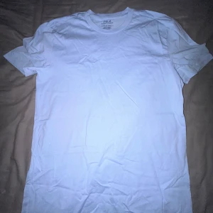 Ljusblå Polo Ralph Lauren T-shirt - Säljer en ljusblå Polo Ralph Lauren T-shirt som är helt oanvänd. Alltså i 10/10 skick. Hör av er vid minsta lilla fundering!