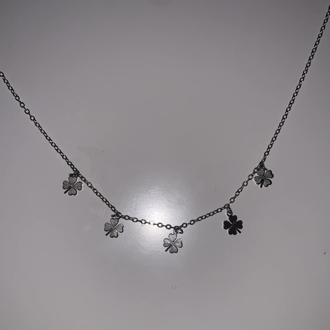 Silverhalsband med fyrklöverberlocker