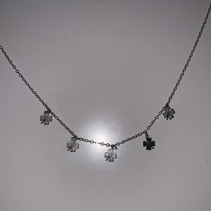 Silverhalsband med fyrklöverberlocker - Gulligt silver halsband från märke ”E & Y”? Super vackert! Säljs för 90 kr men pris kan diskuteras. Skriv om du är intresserad❤️