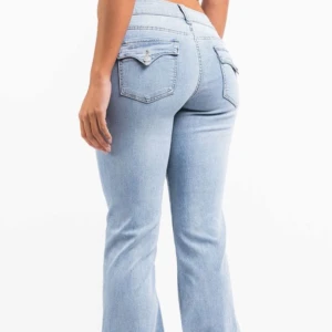 Ljusblå bootcut jeans - Snygga ljusblå bootcut jeans med hög midja och klassiska femficksdetaljer. Perfekta för en avslappnad stil med en modern twist. De har en knapp och dragkedja framtill.