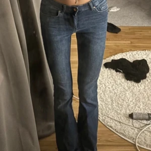 Blå bootcut jeans - Snygga blå bootcut jeans i mid waist. Jag är 175 och dom är bra i längden💕