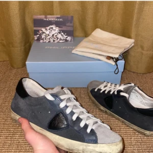 Philippe Model sneakers i blå mocka - Tja!Säljer nu mina Philip model skor i storlek 39    |sitter 0,5 storlek större|fint skick, gått upp lite där back. Ingår box, dust bag, model kort🥂| nypris 4000kr| Hör av er vid minsta lilla fråga eller fundering📩
