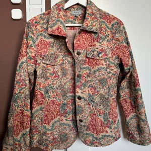 Mönstrad blazer jacka - Köpt på utvald vintage butik, aldrig använd, i fint skick. Jättefin men känner att det inte är min färg. Känns som en tunn jeansjacka. 