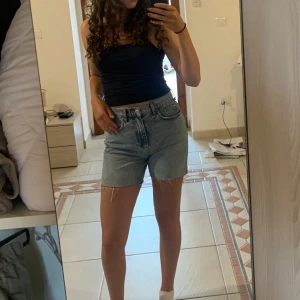 Blå jeansshorts från Gina  - Säljer ett par klassiska blå jeansshorts från gina. De har en hög midja och är avklippa då de var längre från början, går såklart att klippa de ännu kortare om man vill. Färgen syns bäst på bild 2🩵(lägg gärna prisförslag)