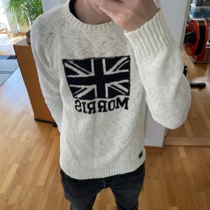 Morris stickad tröja - Säljer en asfet stickad Morris tröja med Storbritannien 🇬🇧 flagga. Tröjan är väl omhändertagen och är i strl L fast skulle säga att den sitter som en M. Hör gärna av er vid frågor eller funderingar!!