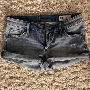 Blå lågmidjade jeansshorts  - Snygga blå lågmidjade jeansshorts! Aldrig använda. Storlek S men skulle säga att dom mer är som en xs 