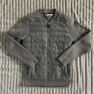 Cardigan Jacka - Säljer en sjukt fet cardigan jacka från mango. Den är väl omhändertagen och är därav i ett mycket bra skick utan några defekter. Perfekt nu inför våren och liknar även en moncler cardigan. Storleken är S-M och hör gärna av er vid frågor eller funderingar!!