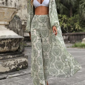 Gröna mönstrade vida byxor med lång kofta - Snygga vida byxor och kofta med grönt mönster på en ljus bakgrund. Byxorna har en hög midja och ett luftigt snitt, perfekt för varma dagar. De är tillverkade i ett lätt och bekvämt material. Aldrig använt