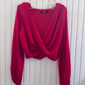 Röd omloblus från Bik Bok - Säljer denna jättefina blus från Bik bok. Hade själv denna på julafton men hittar tyvärr inte fler tillfällen till användning❤️