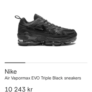 Nike Air Vapormax EVO Triple Black sneakers - Snygga och moderna Nike Air Vapormax EVO Triple Black sneakers i helsvart design. Skorna har en futuristisk look med synlig Air-dämpning och detaljerad ovandel. Perfekta för dig som vill ha stil och komfort i ett. Det är svårt att hitta skorna i Sverige priset kan diskuteras.