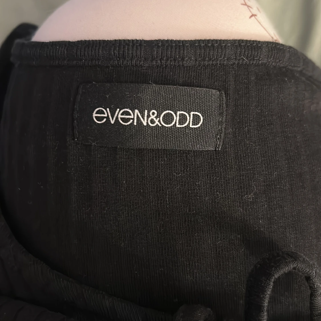 En svart tröja  - 1