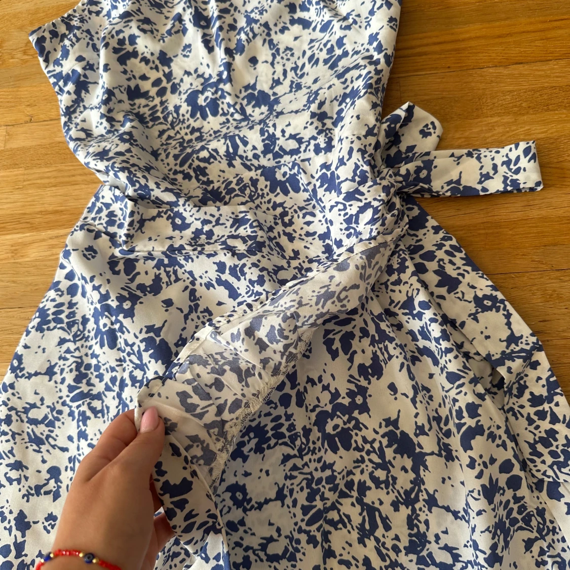 Vit och blå omlottklänning  - 1