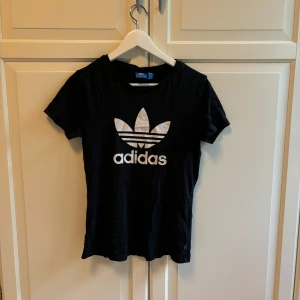 Svart Adidas t-shirt med logga - Fint skick!
