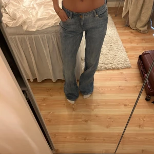 Low Waist Jeans Bershka  - Low waist jeans från bershka i storlek 38, jag är 172 cm lång och dom är långa på mig 