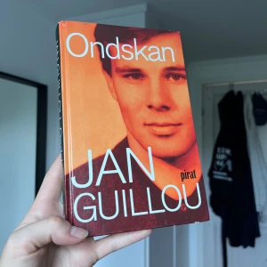 Bok - Ondskan - En modern klassiker om Erik som skickas till internatskola efter att ha vuxit upp med våld. Boken utforskar teman som ondska, våld och mod att bryta destruktiva mönster. Perfekt för unga vuxna som vill läsa en stark och gripande berättelse. Författaren Jan Guillou.