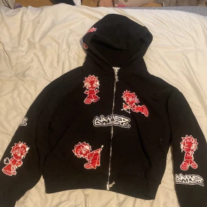 Named collective ”Misbehave” set  - Svart Röd Misbehave set från Named collective. Betalade runt 4500 efter all frakt. Hoodien passar mig Man 180cm, kort vid magen, men byxorna bra storlek. För min flickvän 158cm passar allt som en större M. Hör av er vid funderingar🫶🏼