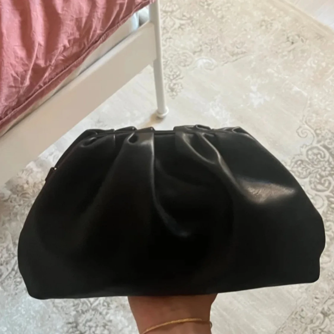 Svart kuvertväska i skinn - 2