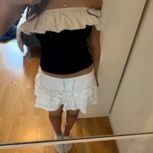 Volang topp - Jätte fin volangtopp från h&m. Går att ha på sig på olika sätt. Jätte fin nu till sommaren och knappt använd. 💗