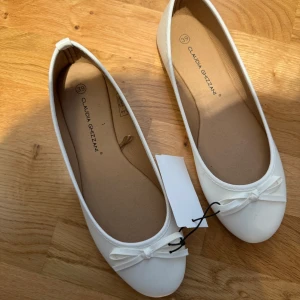 Vita ballerinaskor  - Ballerina skor, aldrig använda storlek 39