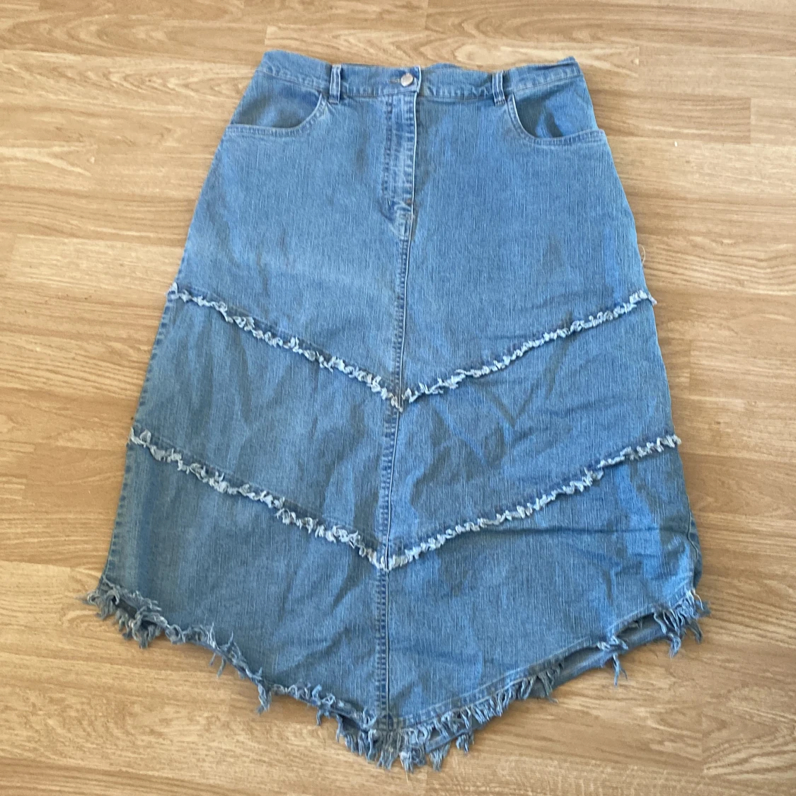 Midi jeanskjol med ”fransig”