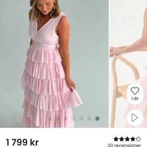 Ljusrosa volangklänning med v-ringning - Drömmig långklänning i ljusrosa med flera lager volanger och v-ringad överdel. Klänningen är ärmlös och har markerad midja för en snygg siluett. Perfekt för dig som vill sticka ut med en romantisk look. klänningen är sprillans ny och endast använd en gång pris kan diskuteras 💕💕