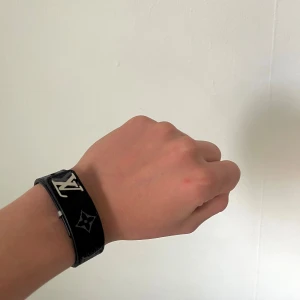 Louis Vuitton Armband - Tjena! Säljer detta sköna Lv armband, allt ingår med armbandet och armbandet är i gott skick. Liten slitning på en av hålen. Dm för fler frågor!