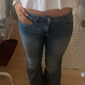 Lågmidjade bootcut jeans - skit snygga blå lågmidjade jeans från H&M! Dom är flitigt använda och inga defekter eller syn på användning 💓 Säljer då jag behöver rensa min garderob! (Dom är små i storleken och stretchiga så passar bra på mig som har 38)