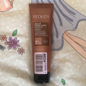 Redken All Soft Mega Curls Hydramelt - Redken All Soft Mega Curls Hydramelt innehållande 150 ml leave-in-behandling för lockigt och torrt hår. Formulan innehåller aloe vera och ett 7% nourish complex för att ge fukt och mjukhet till håret. Använd ca 3 gånger, gjorde håret lent och skönt och luktar helt fantastiskt gott. Tyvärr var den inte menad för just min hårtyp, därför säljar den. Nypris 335kr