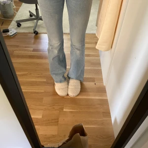 Ljusblå bootcut jeans från weekday - Säljer ett par ljusblå weekday jeans med klassisk femficksdesign och bootcut-ben. Jeansen har låg midja och är tillverkade i mjukt denimtyg. Jag har exakt lika dana i svart/grå också, jag kan sälja båda för 500kr. Nypris för ett par är 590kr