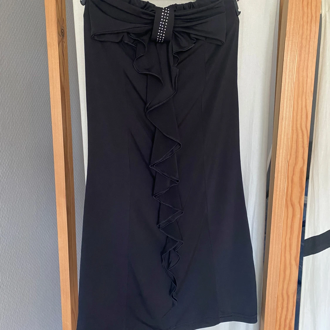 Svart kort klänning med rosett TU - 1