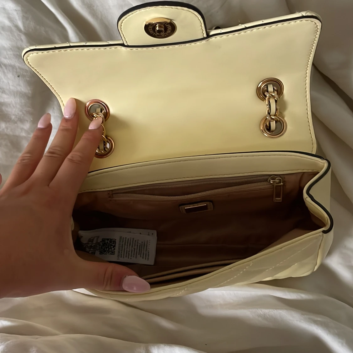 Quiltad axelväska från Guess i ljusgul - 1