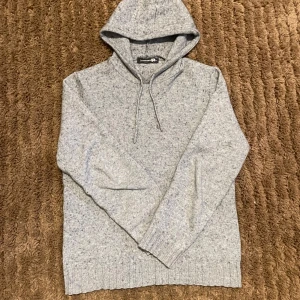 Dressman tröja  - Säljer nu denna eftertraktade tröja som inte sängen säljs! Den är inte så nopprig som den ser ut, se på sista bild! Storlek M passar S 🤩finns ett litet hål i armhålan. 