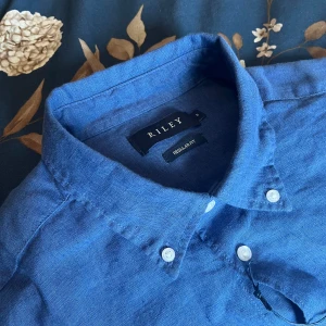 Linneskjorta - Säljer en helt super bekväm och stilig linne skjorta nu inför sommaren! Helt ny Linne skjorta från märket Riley där jag fick den som present men inte passade mig.   100% linne orginal pris: 900kr