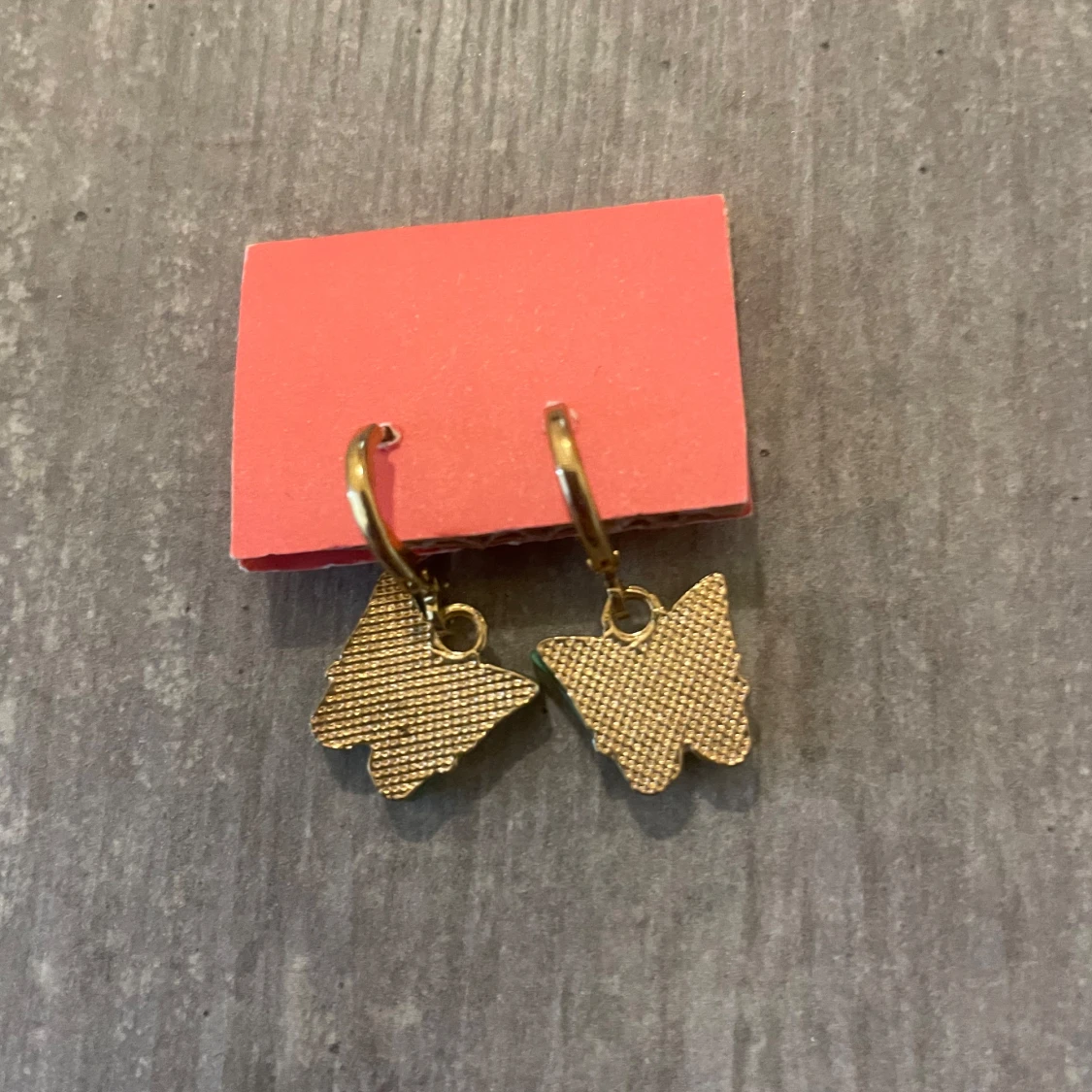 Gröna fjärilsörhängen i guldton - 2