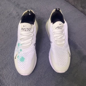 Nike Air Max 270 vita sneakers - Nike air 270,  bra, men fått färg som jag inte blir av med, därav det låga priset.  Fina och fresha för övrigt. 