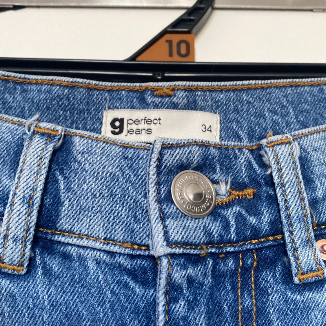 Blå high waist raka jeans från Gina Tricot storlek 34 - 4
