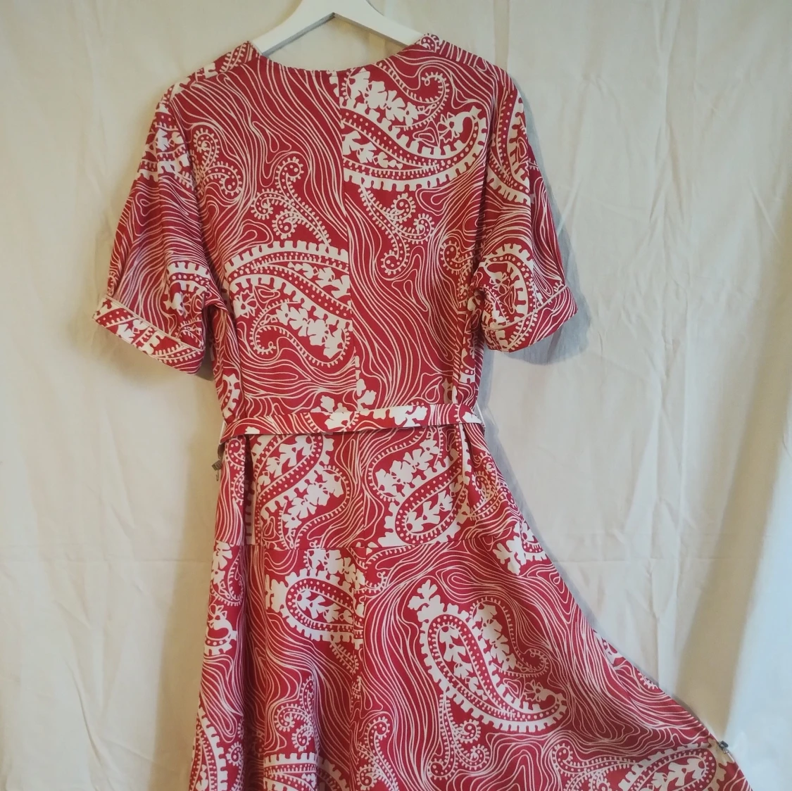 Rödvit klänning med paisleymönster - 2