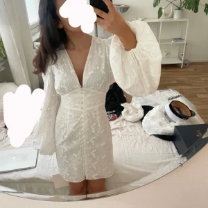 Adoore Florence dress  - Vit sommarklänning från adoore. Använd en gång under några timmar på studenten men i övrigt helt oanvänd. Nypris 1495kr. Storlek 34. Priset kan diskuteras vid snabb affär